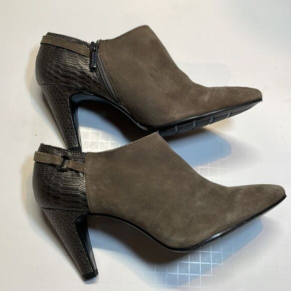 Bandolino woman’s dark taupe suede/leather side zip booties. Size 9.5. - Picture 3 of 9